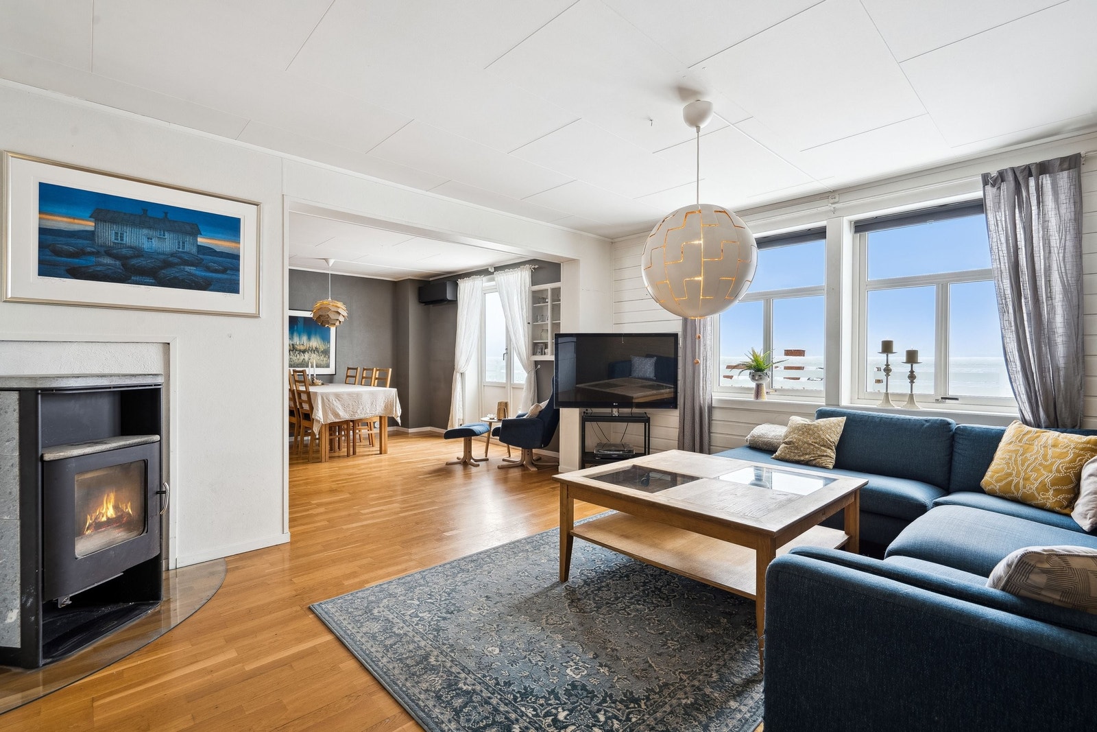 Stuen har godt med dagslys på grunn av de store vindusflatene Galleribilde