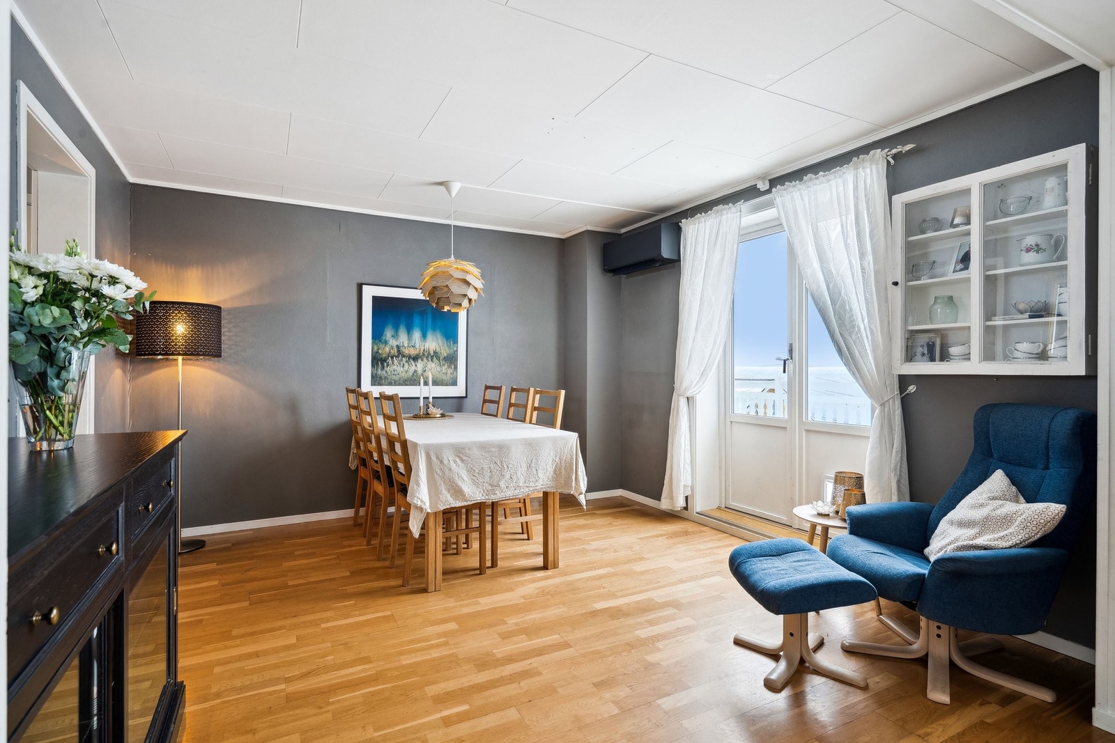 Spisestue med utgang til romslig veranda og stor hage Galleribilde