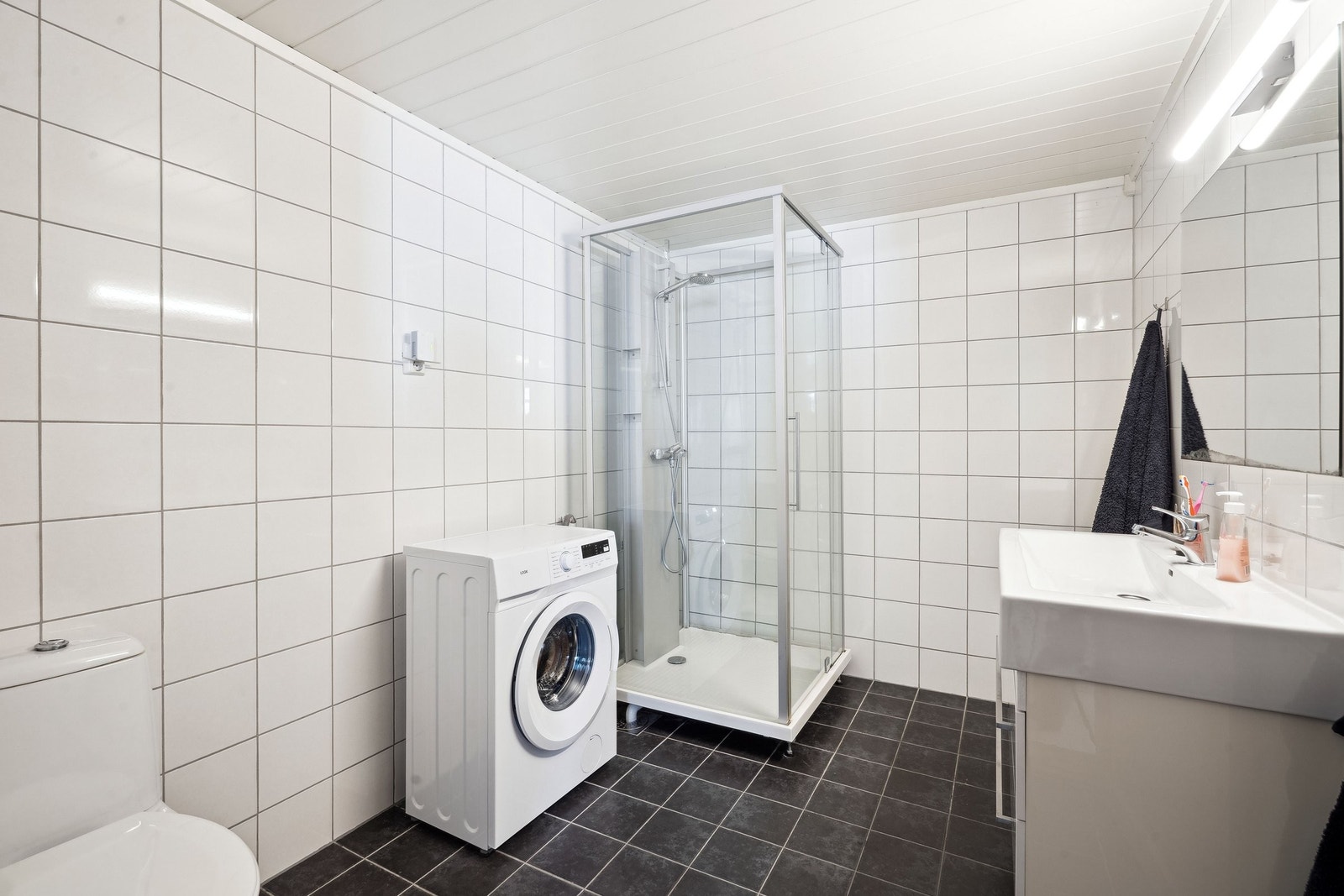 Stort og fint bad med varmekabler i hybel. Opplegg for vaskemaskin Galleribilde