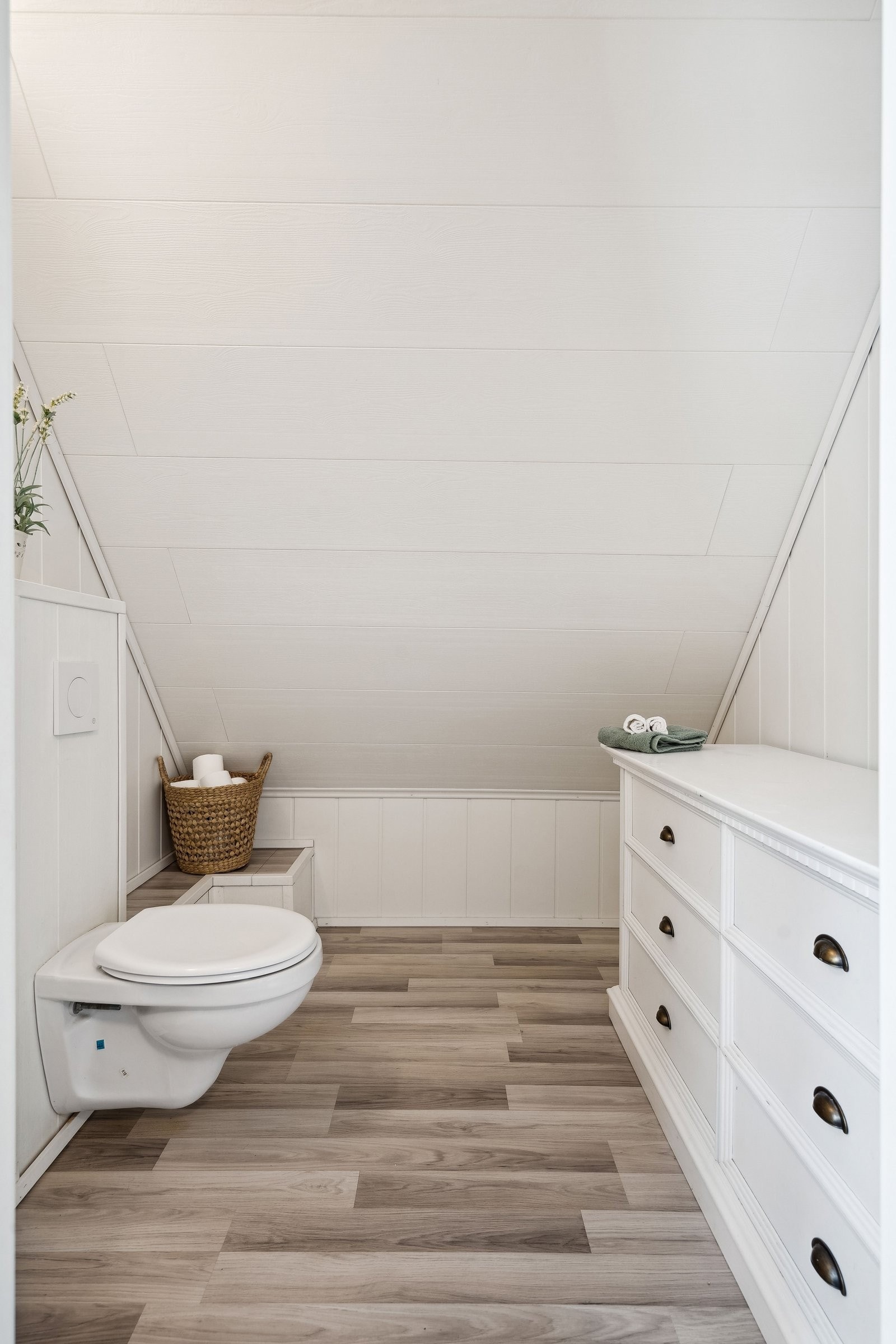 Koselig lite toalett med servantskap tilknyttet soverom Galleribilde