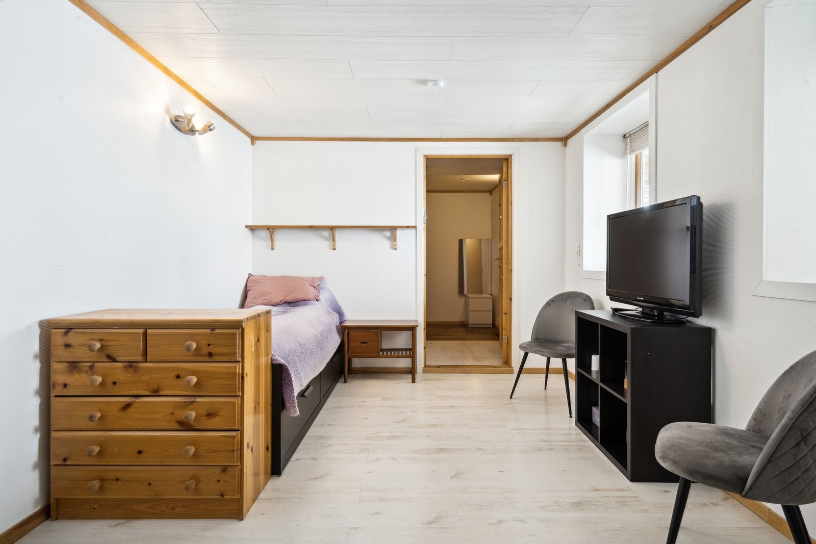 Hybel i kjeller: Oppholdsrom, kjøkken og soverom i ett Galleribilde