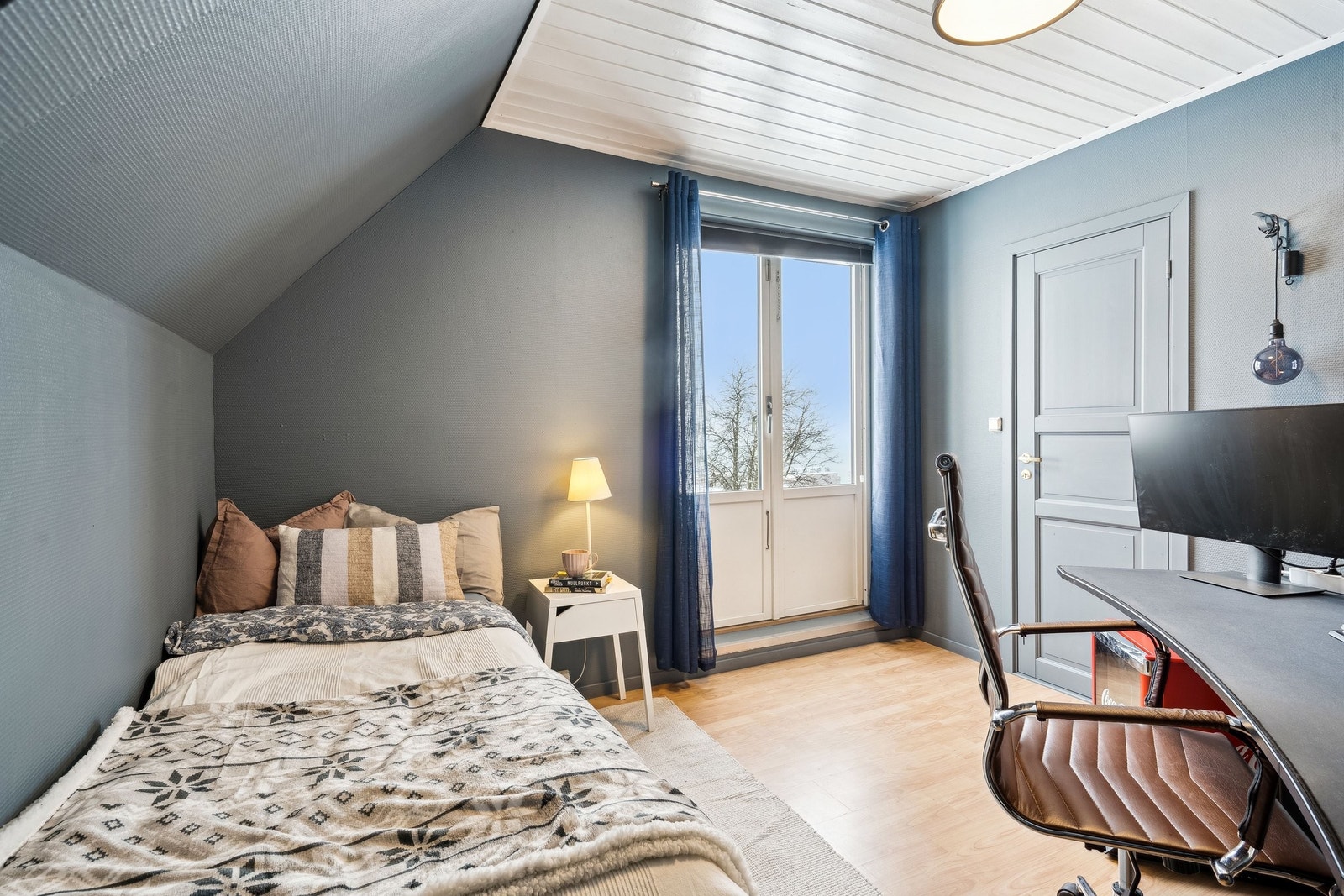 Nymalt soverom med eget toalettrom Galleribilde