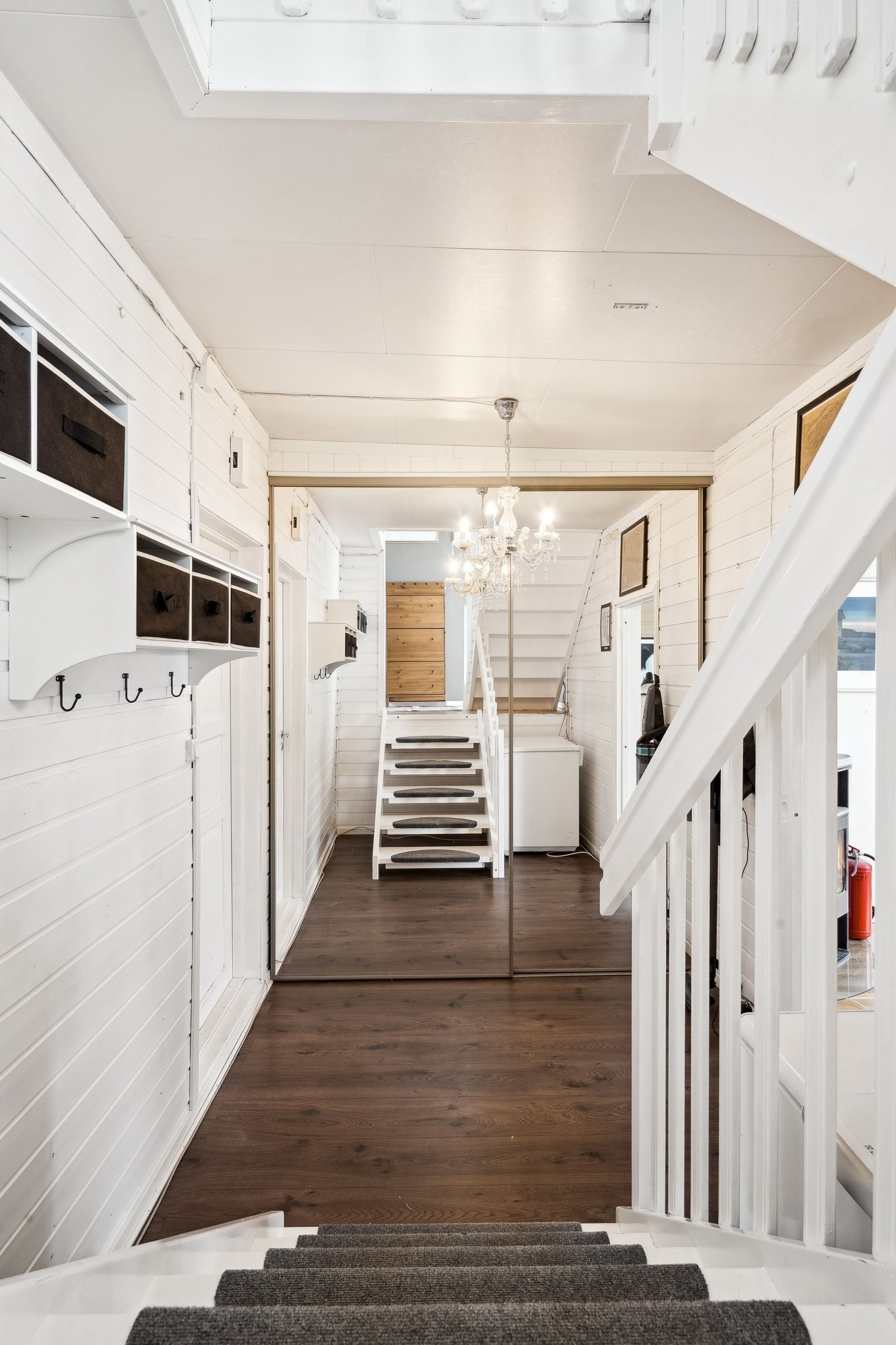 Mellomgang med stor skyvedørsgarderobe Galleribilde