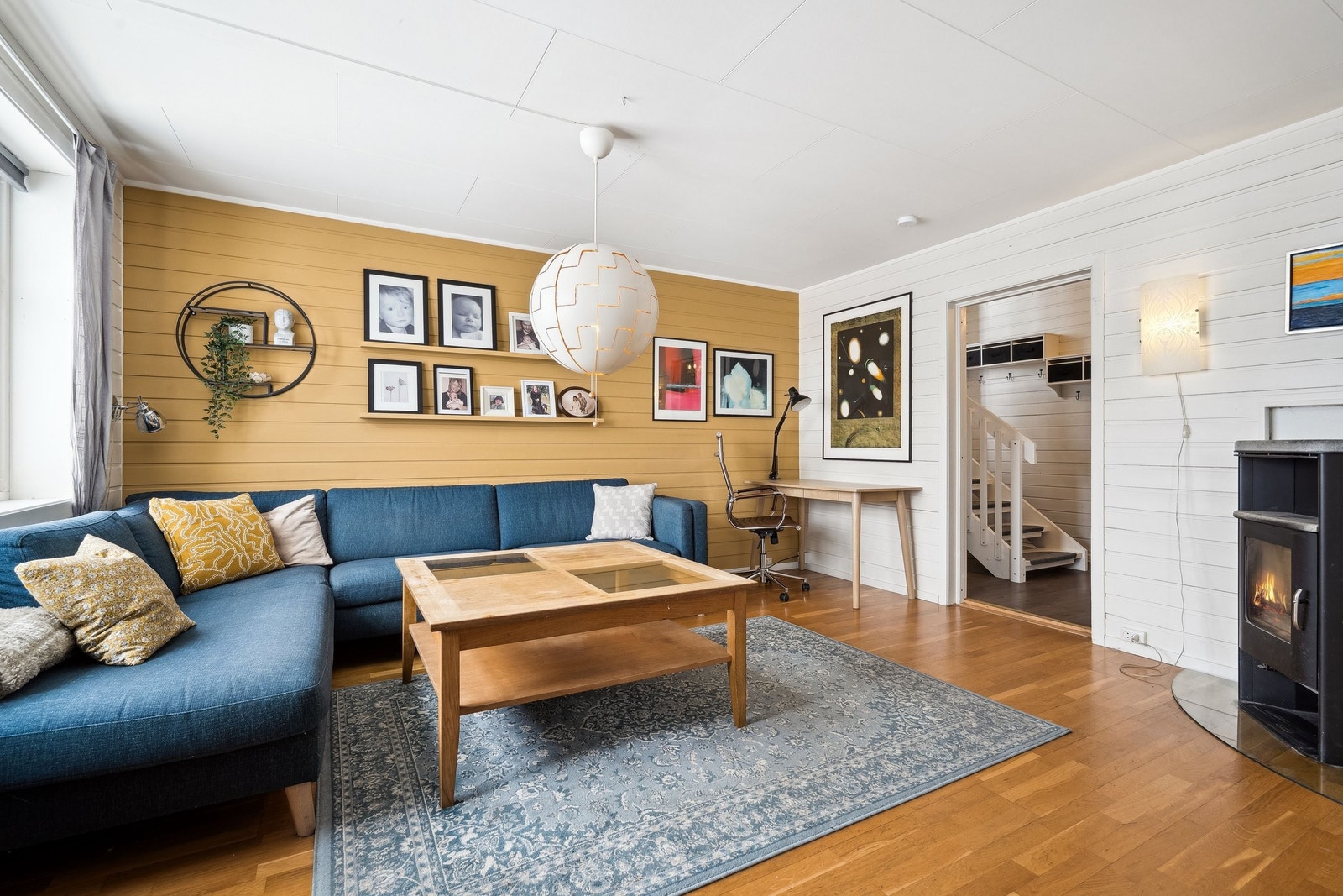 Her er det også peis som skaper en lun og koselig stemning, spesielt på kalde dager Galleribilde