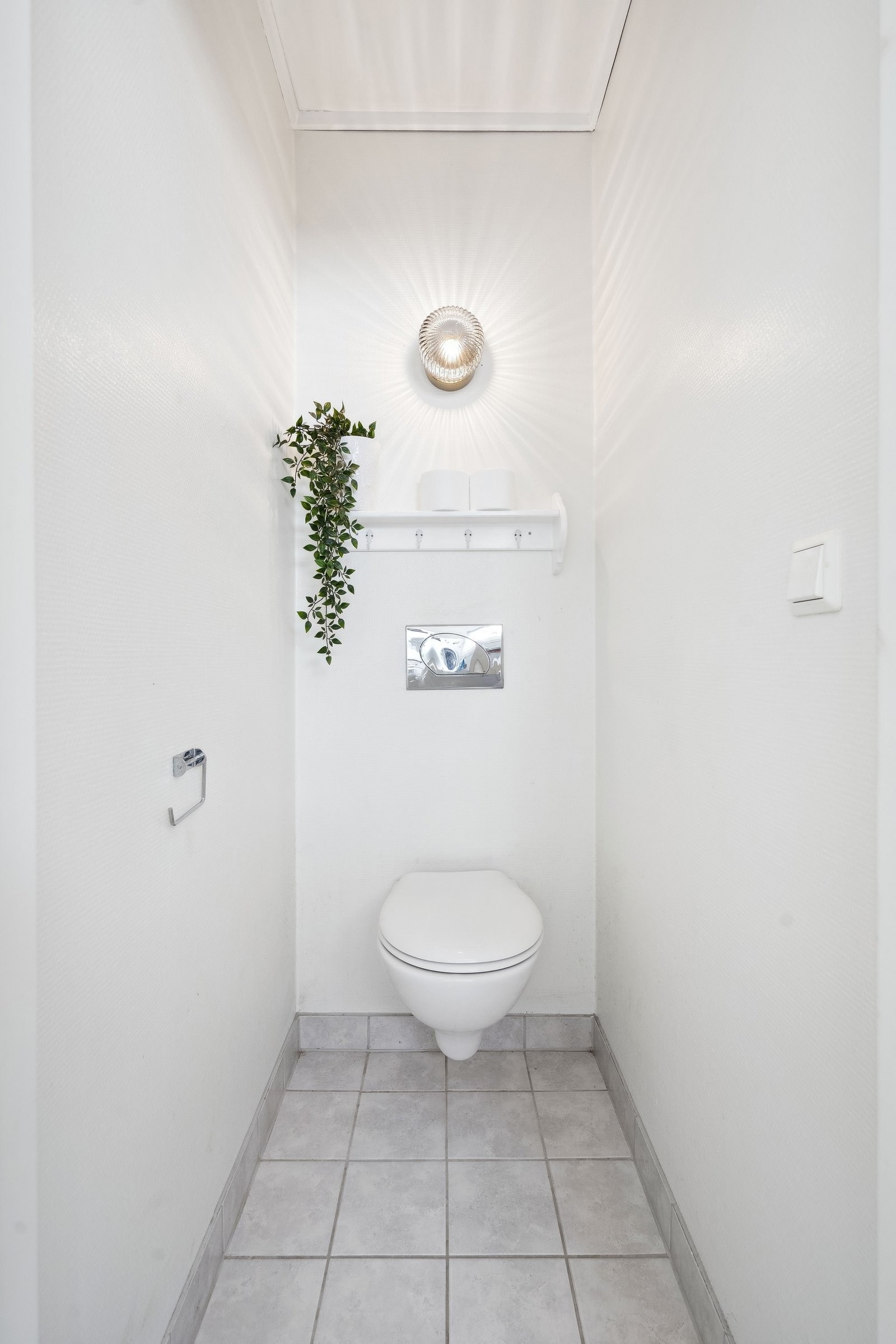 Praktisk separat toalett - ideelt for gjestebruk eller som ekstra toalett i hverdagen Galleribilde