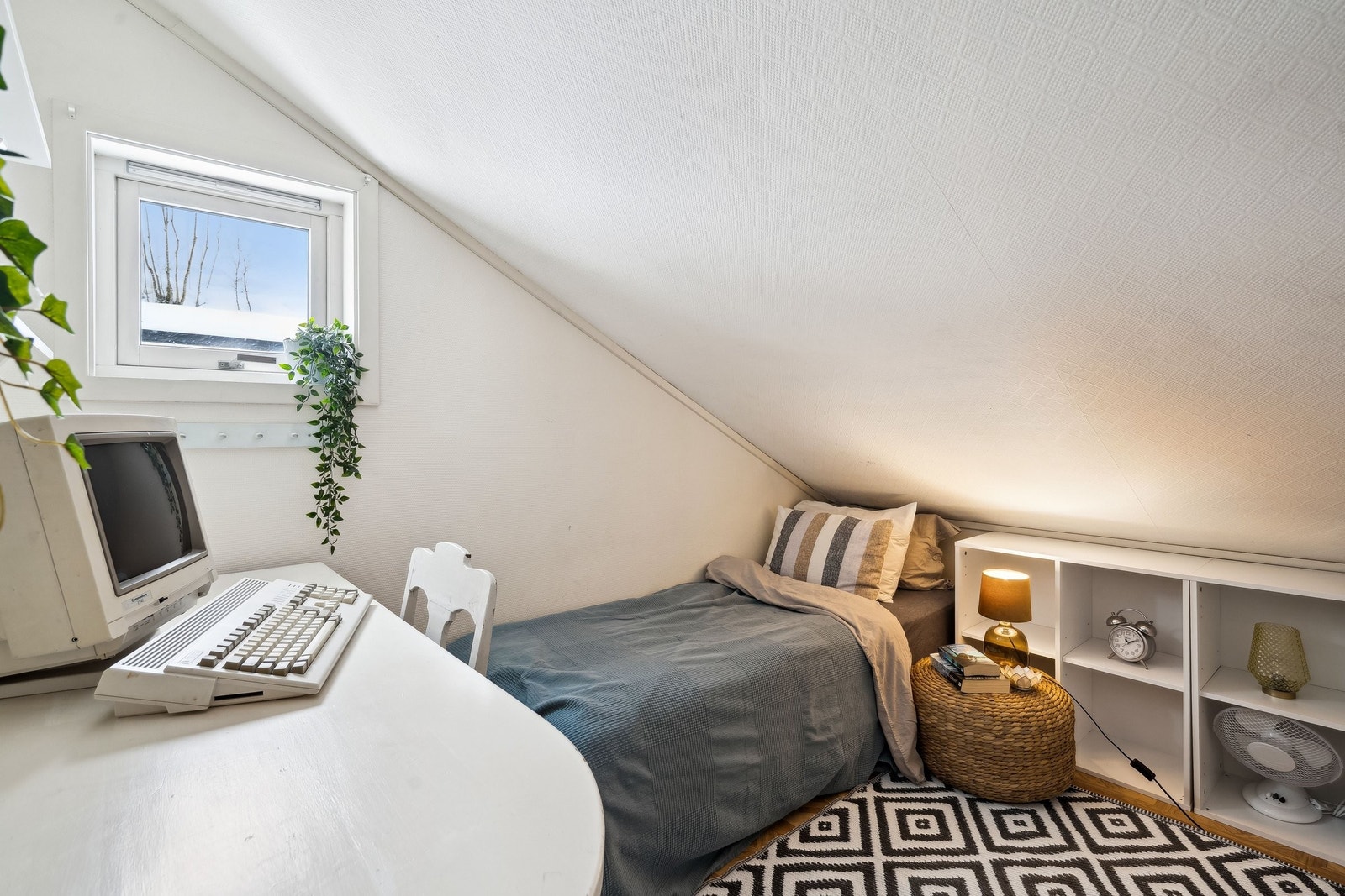 Sjarmerende soverom med skråtak, kan også brukes som kontor/gjesterom Galleribilde