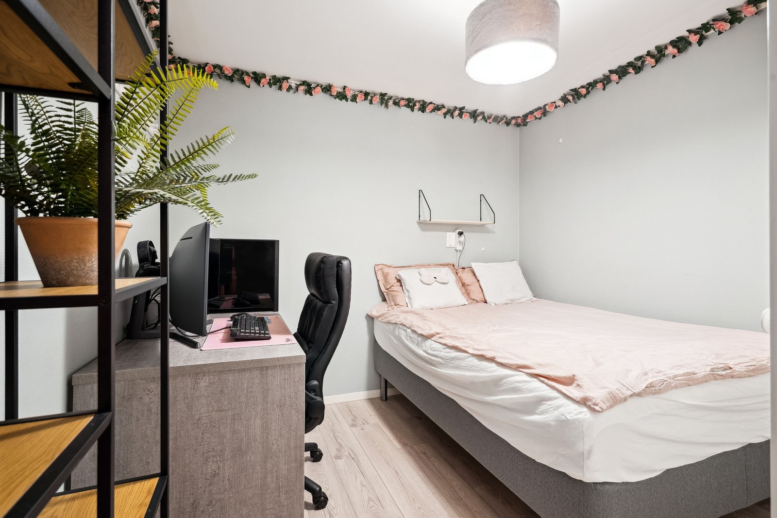 Stor og fin sovealkove i leilighet. Rommet har et stort garderobeskap Galleribilde