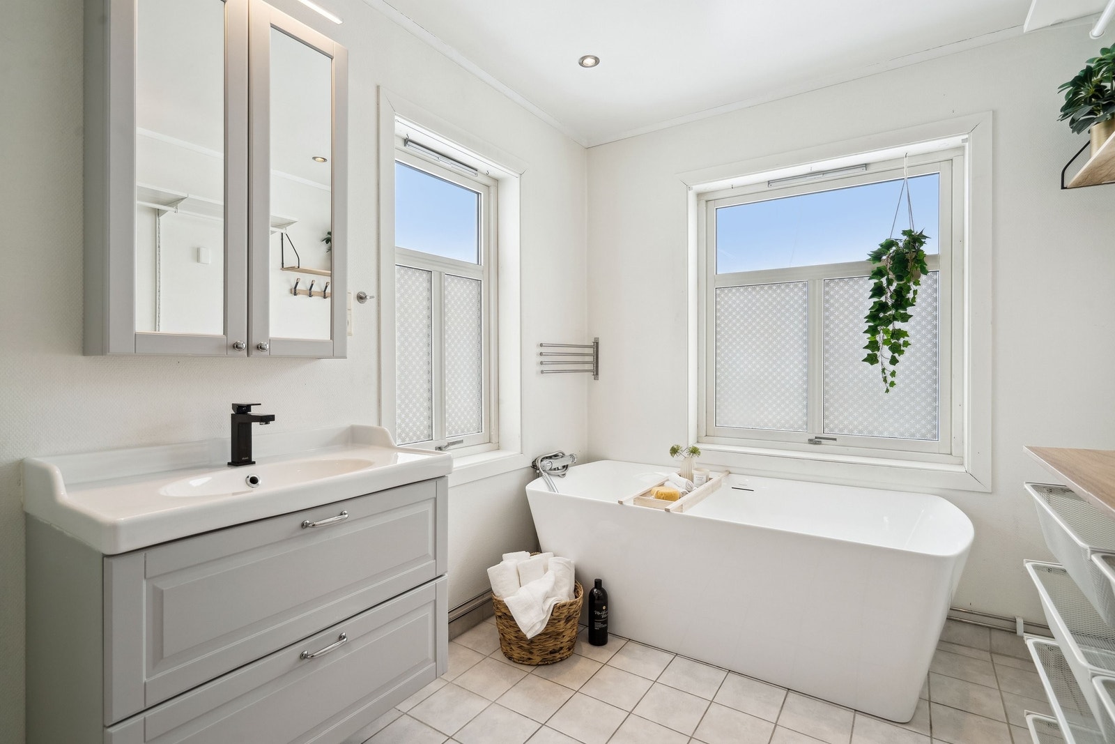 Stort og romslig bad som inneholder dusj og badekar Galleribilde