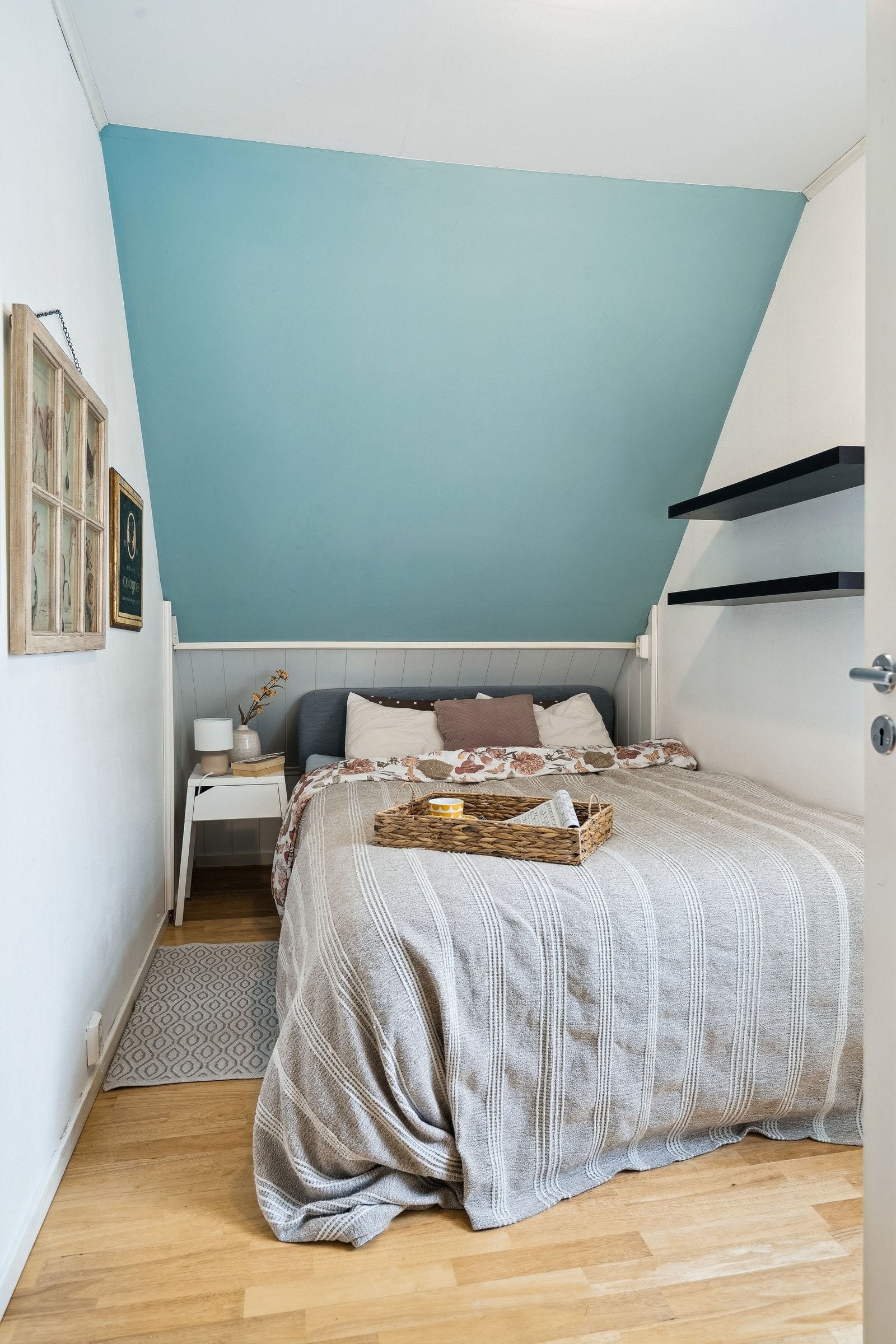 Lyst og pent soverom. Rommet har plass til seng og har et garderobeskap. Perfekt som barnerom, kontor eller gjesterom Galleribilde