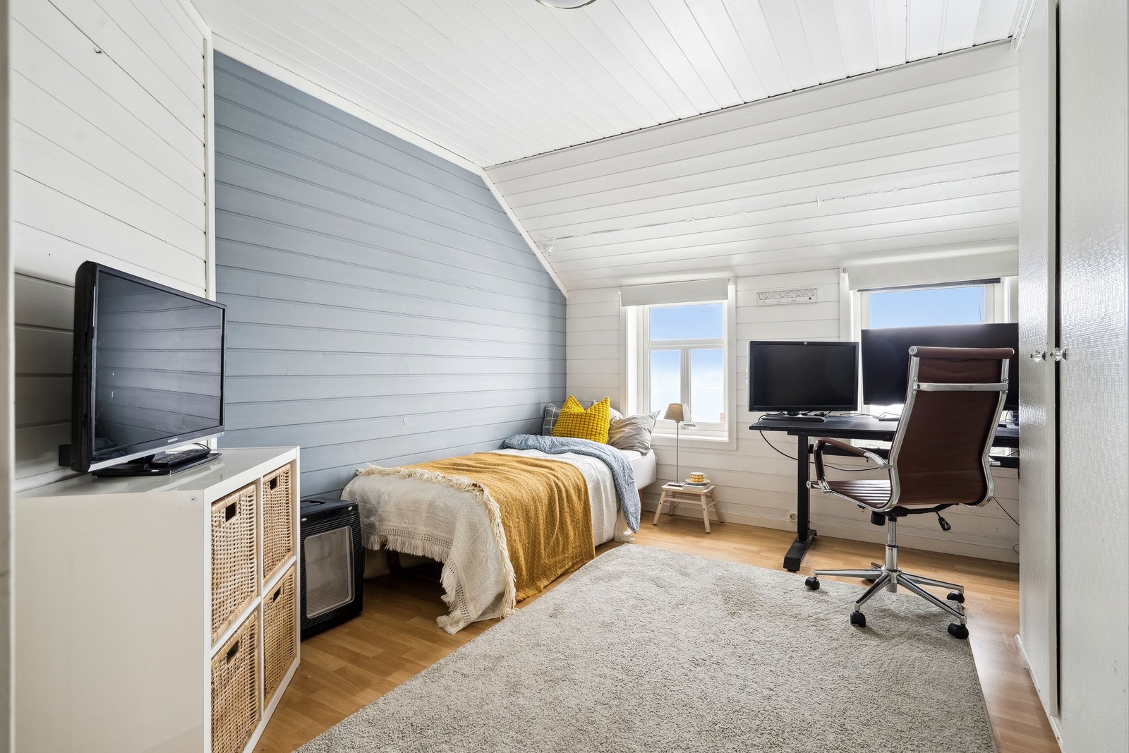 Stort soverom med rikelig plass til dobbeltseng, nattbord og øvrig møblement Galleribilde