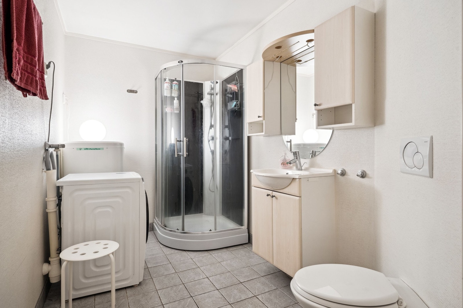 Bad leilighet med dusj og opplegg til vaskemaskin Galleribilde