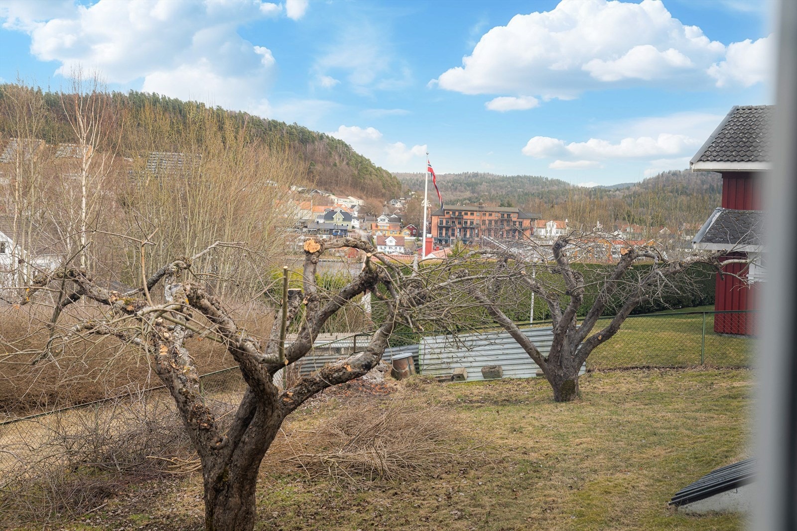 Fra eiendommen er det utsikt mot Porsgrunnselva. Galleribilde