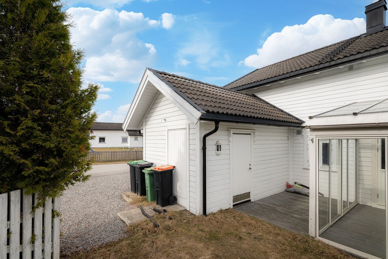 Tilliggende boligen er det oppført en praktisk bod på 12 kvm. Galleribilde