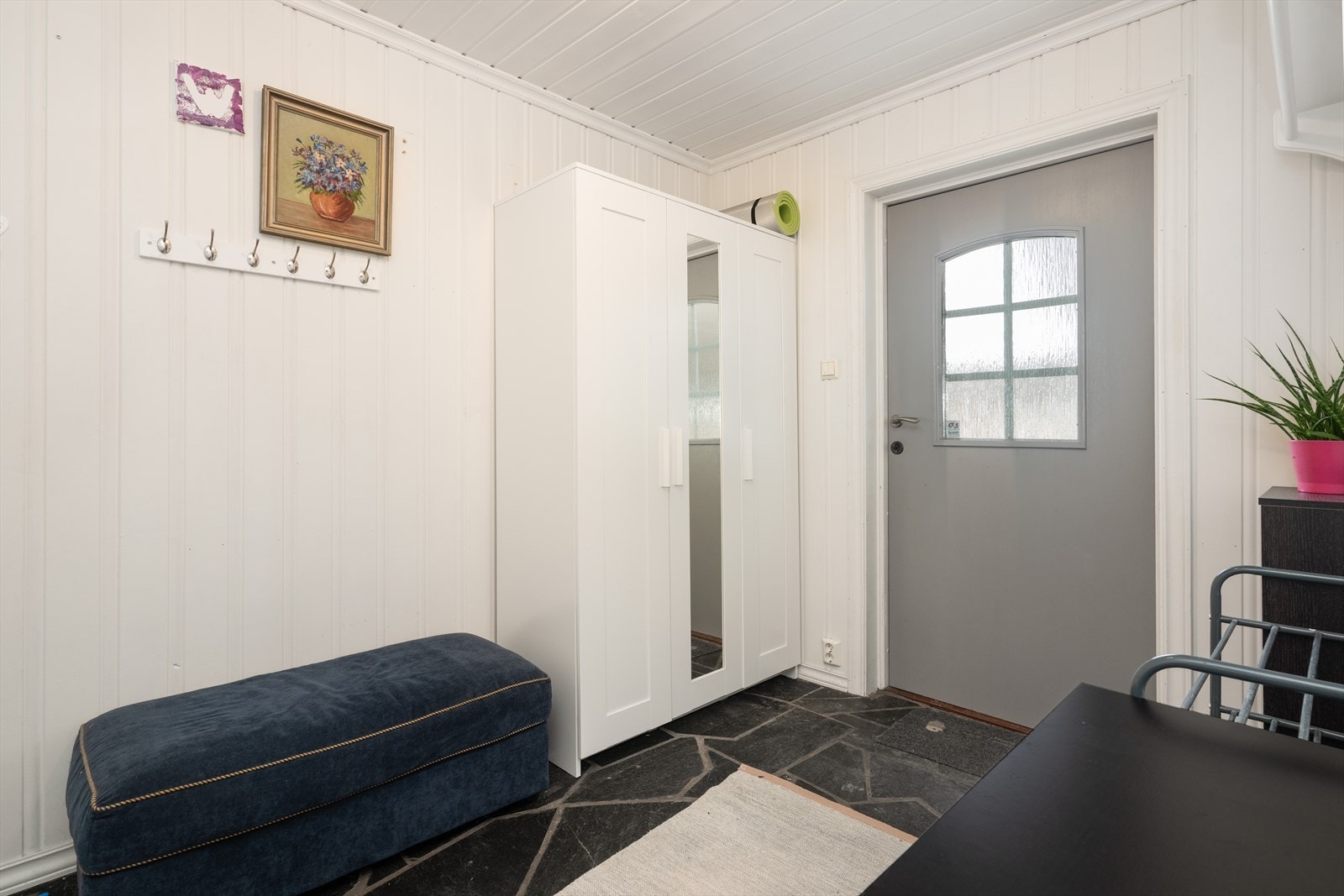 Entreen har god plass til sko og oppheng av yttertøy. Sikringsskapet med automatsikringer er plassert her.
Bygningssakkyndige opplyser at det elektriske anlegget ble installert i 1999. Galleribilde