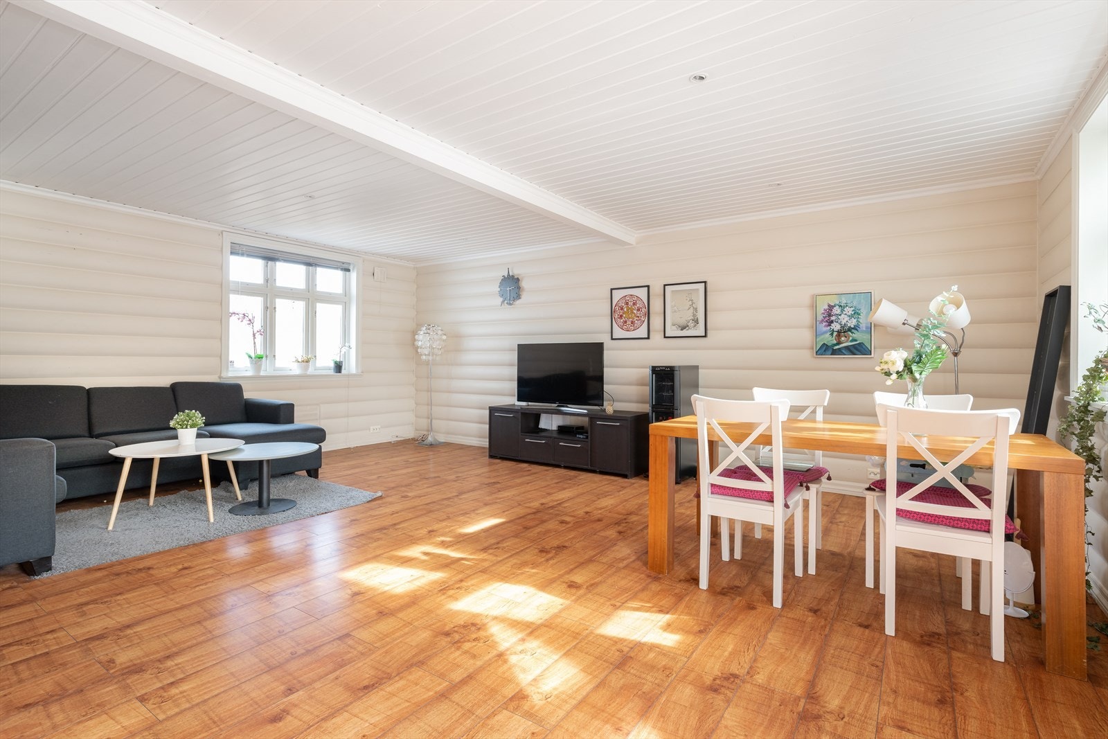 Her er det god plass til både sofagruppe og spisestuebord. Galleribilde