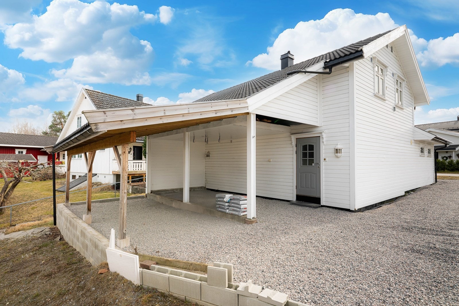 Ved inngangspartiet er det tillaget dobbel carport på til sammen 39 kvm. Det er ellers parkeringsmulighet på gruslagt gårdsplass. Galleribilde