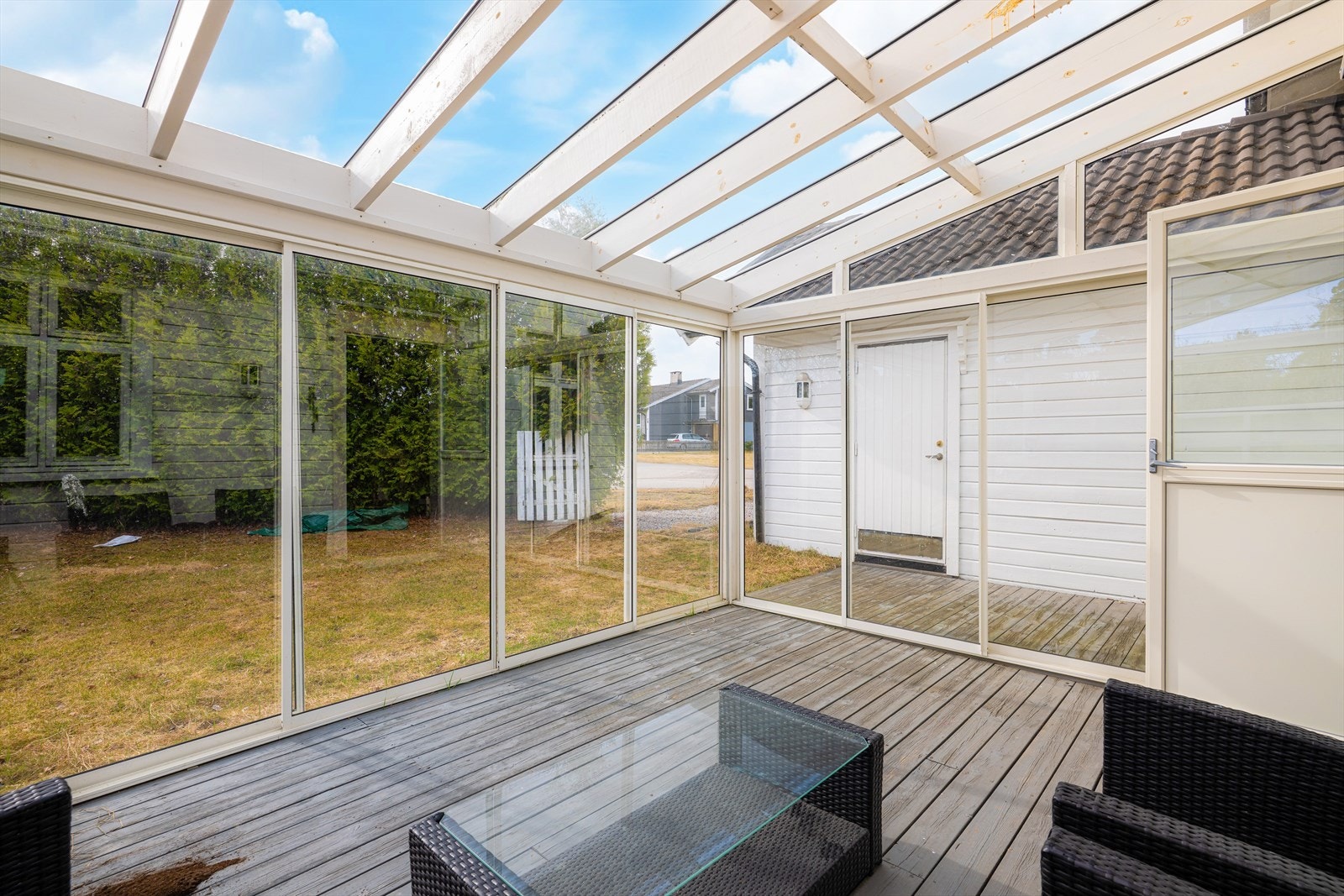 Boligen har en fin innglasset terrasse/ hagestue på 14 kvm med direkte adkomst til hage og god plass til utemøbler. Fra hagestuen er det inngang til stuen. Galleribilde