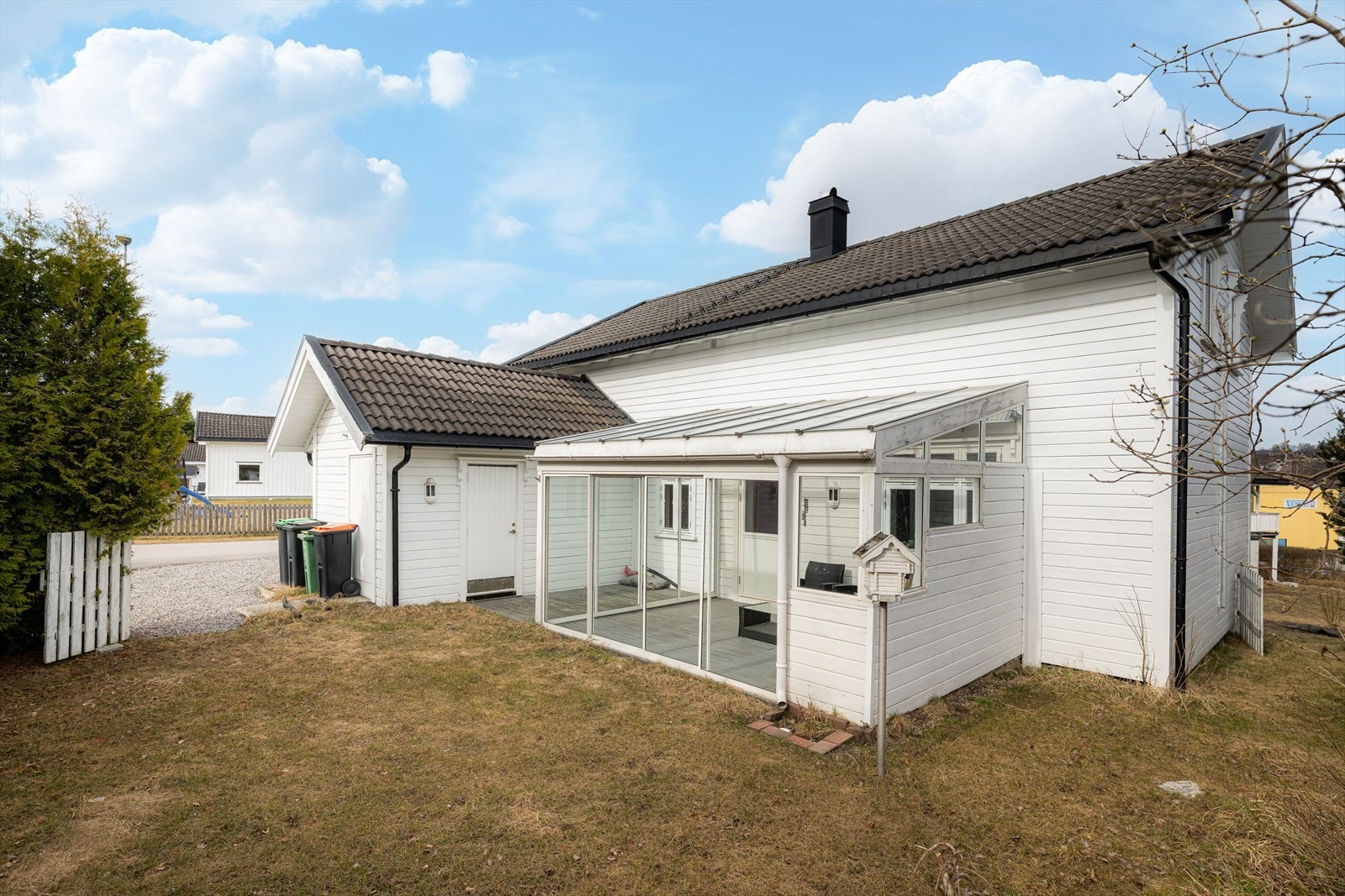 Boligen fremstår som en hyggelig, eldre enebolig tilbygget og vesentlig ombygget i 1999. Boligen har ukjent byggeår. Galleribilde