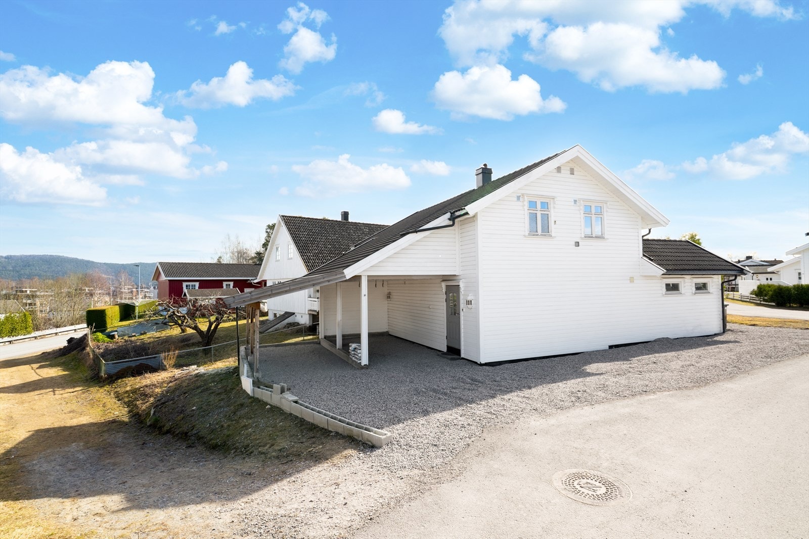 EiendomsMegler1 ved Reidun Dahl presenterer Lahellevegen 19! Galleribilde