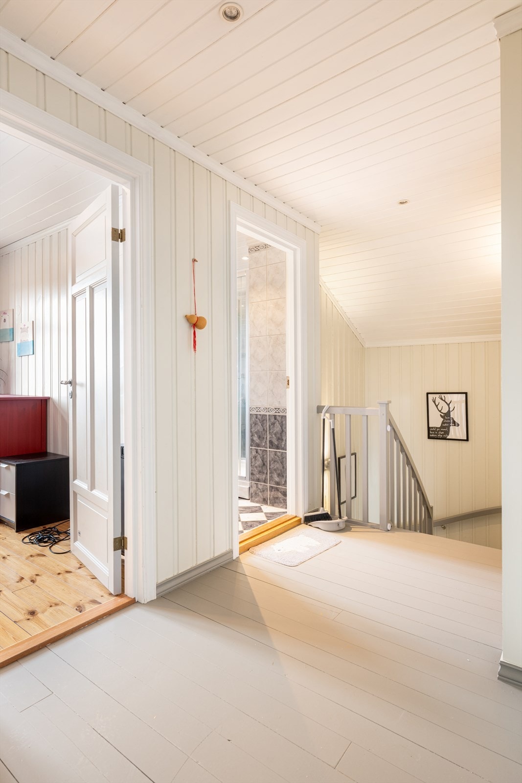 I boligens 2. etasje er det tre lyse soverom og flislagt bad. Galleribilde