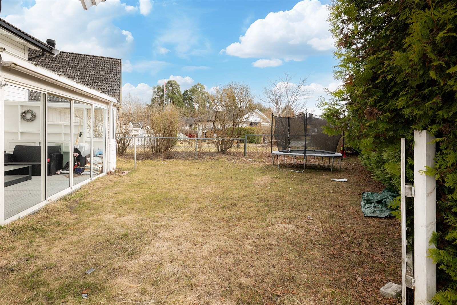 Eiendommen har en pent opparbeider og forholdsvis flat tomt på 471,7 kvm med gressplen og beplantning. Deler av hagen er rammet inn med tujahekk og gjerde. Galleribilde