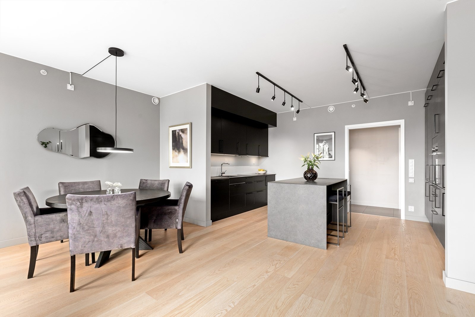 Naturlig plass for spisebord i stuen Galleribilde