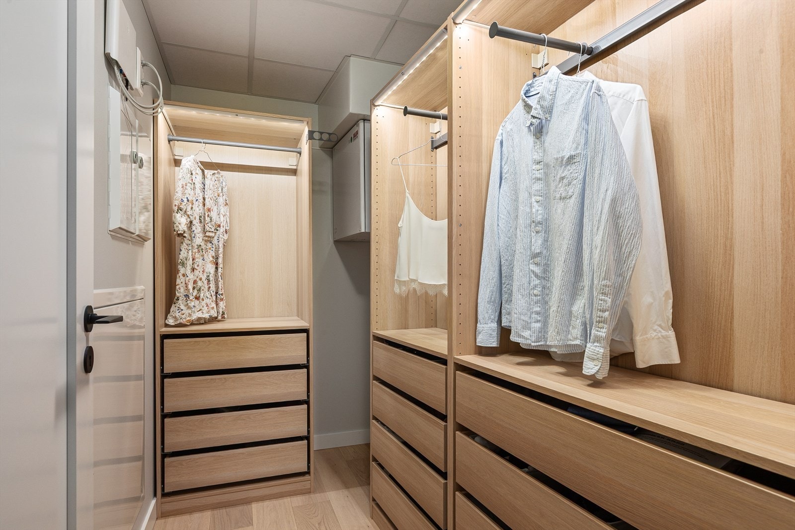 Garderoberommet gir god plass for skap og skuffer hvor du enkelt kan organisere garderoben Galleribilde