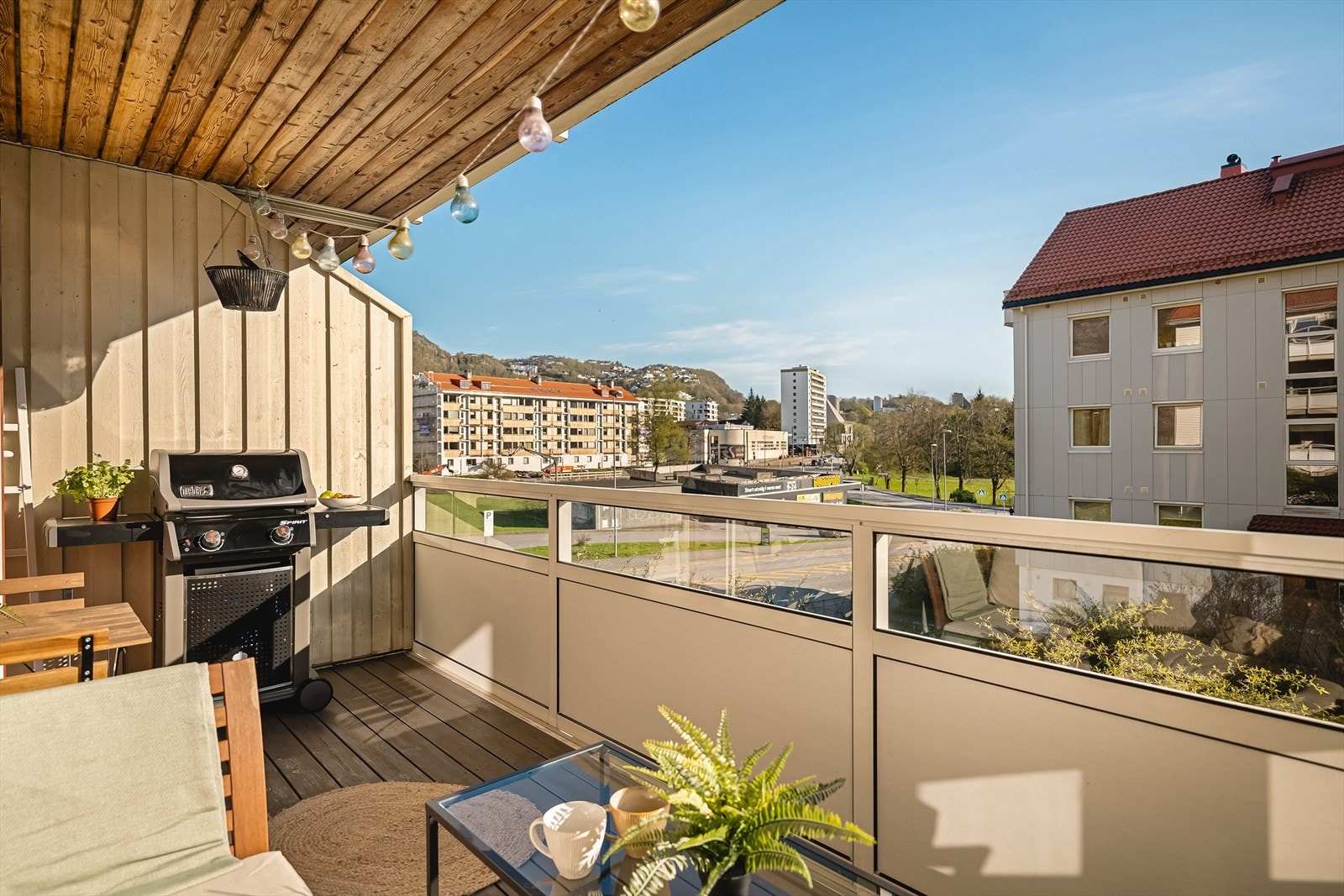 Velkommen til en lys og moderne 2-roms med svært attraktiv beliggenhet like ovenfor idylliske Tveitevannet på Landås. Galleribilde