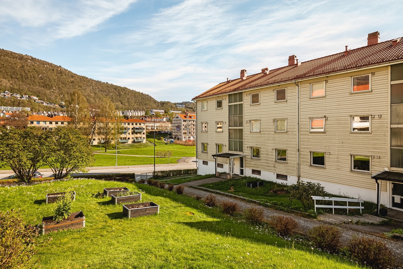 "Hageplanen" lanseres i 2025 som del av borettslagets Bomiljøprosjekt. Dette er en beboerstyrt satsing på utearealet i samarbeid med landskapsarkitekt, med felleshage for frukt og grønt og søknad om støtte fra Bybonden. Galleribilde