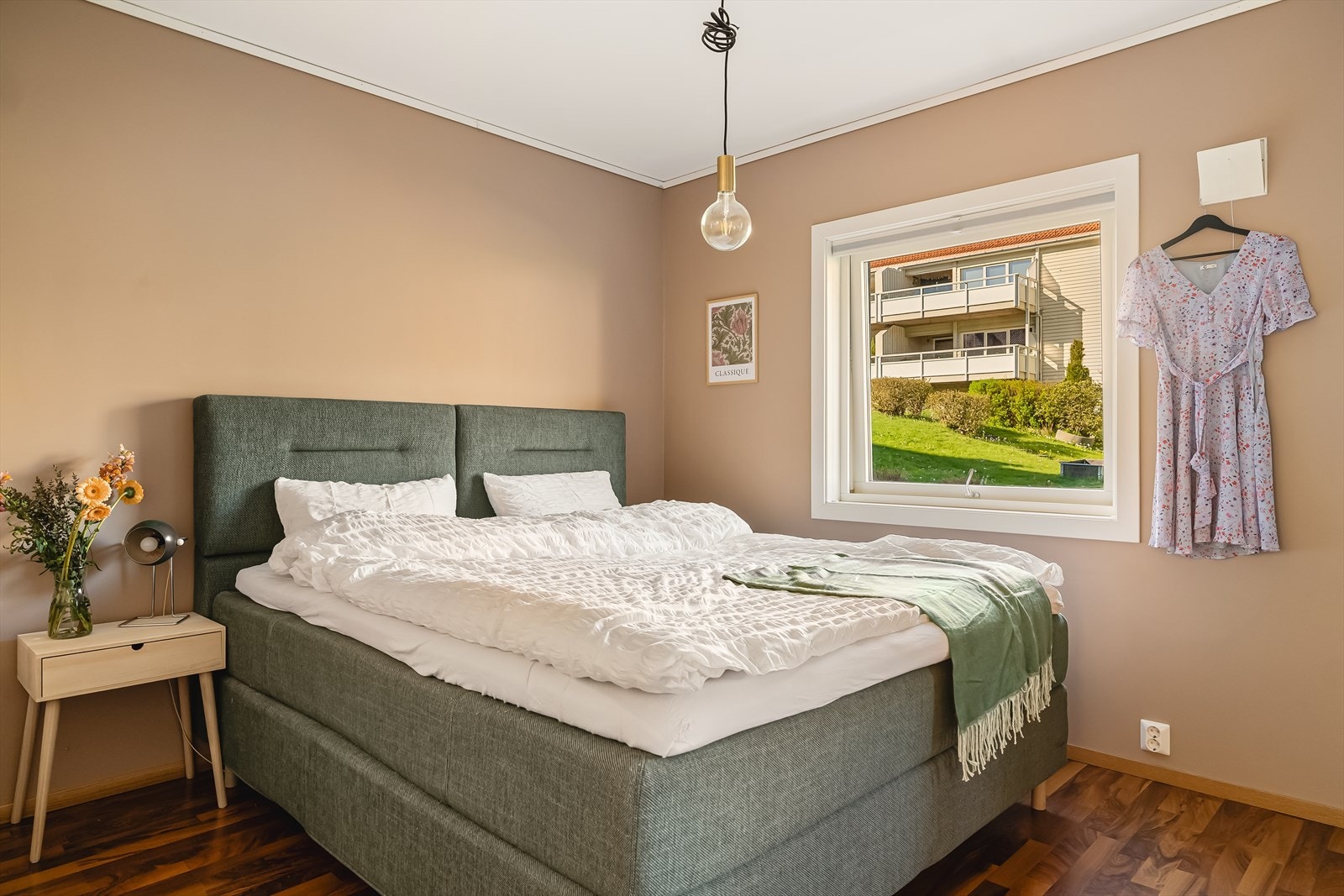 Romslig soverom på 10,6 kvm med god plass til dobbeltseng. Rommet har en innebygd skyvedørsgarderobe med speilfronter fra 2011. Galleribilde