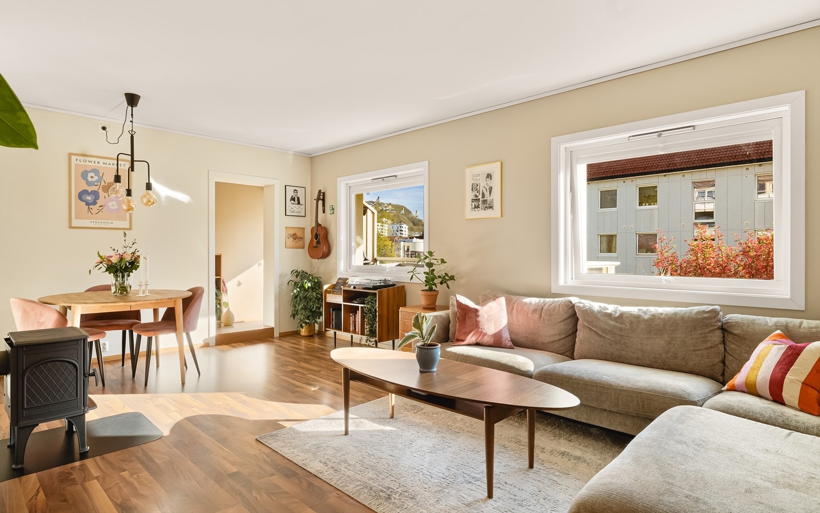 Stuen er på 22 kvm og byr på god plass til både sofagruppe og spisebord. Galleribilde