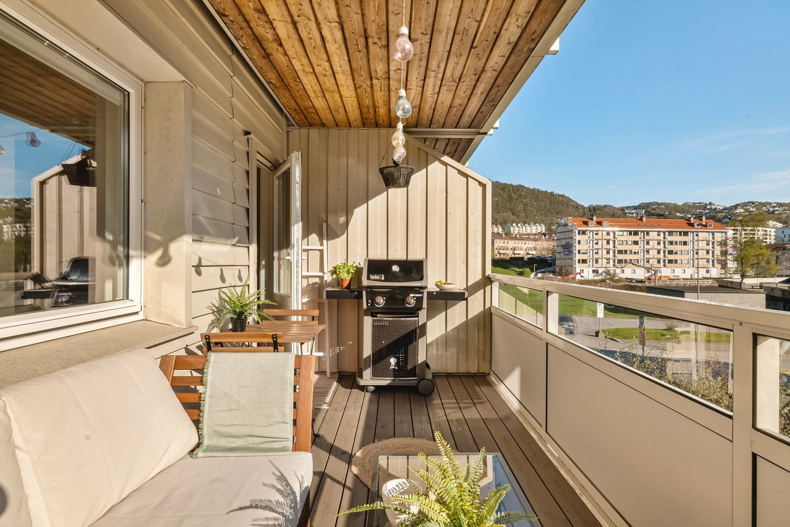 Solrik, sørvendt og overbygget altan på 9,2 kvm, oppgradert i 2018 med nytt gulv og ny avrenningsrenne. Galleribilde