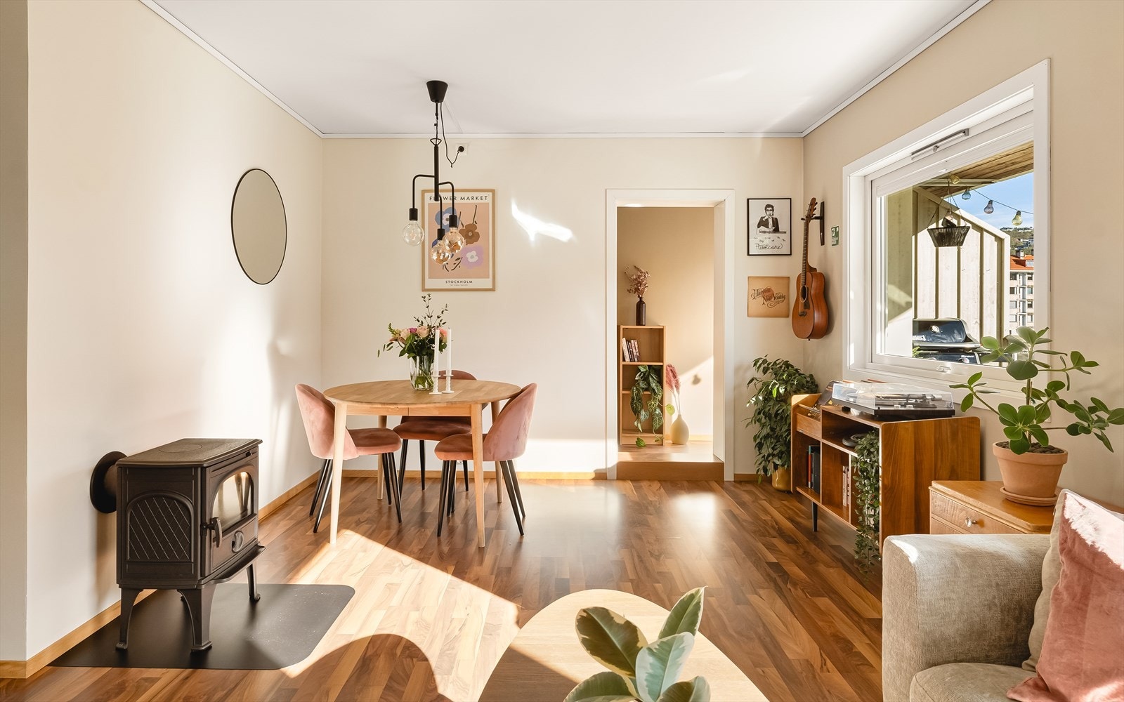 Den rentbrennende peisovnen med glassfront fra 2011 gir lun varme og hygge på kalde kvelder. Galleribilde