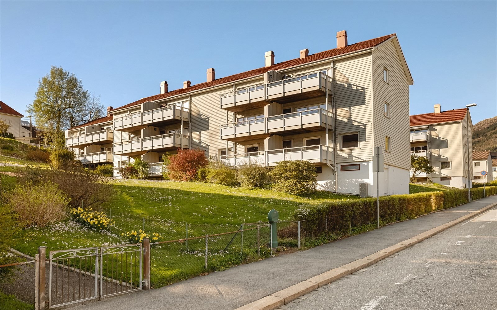 Fra Hagerups Vei er det enkelt å reise kollektivt til studiestedene på Kronstad, Florida eller til sentrum, og jobbmuligheter innen helsesektoren er like ved med Haukeland Sykehus og Haraldsplass Diakonale Sykehus. Galleribilde
