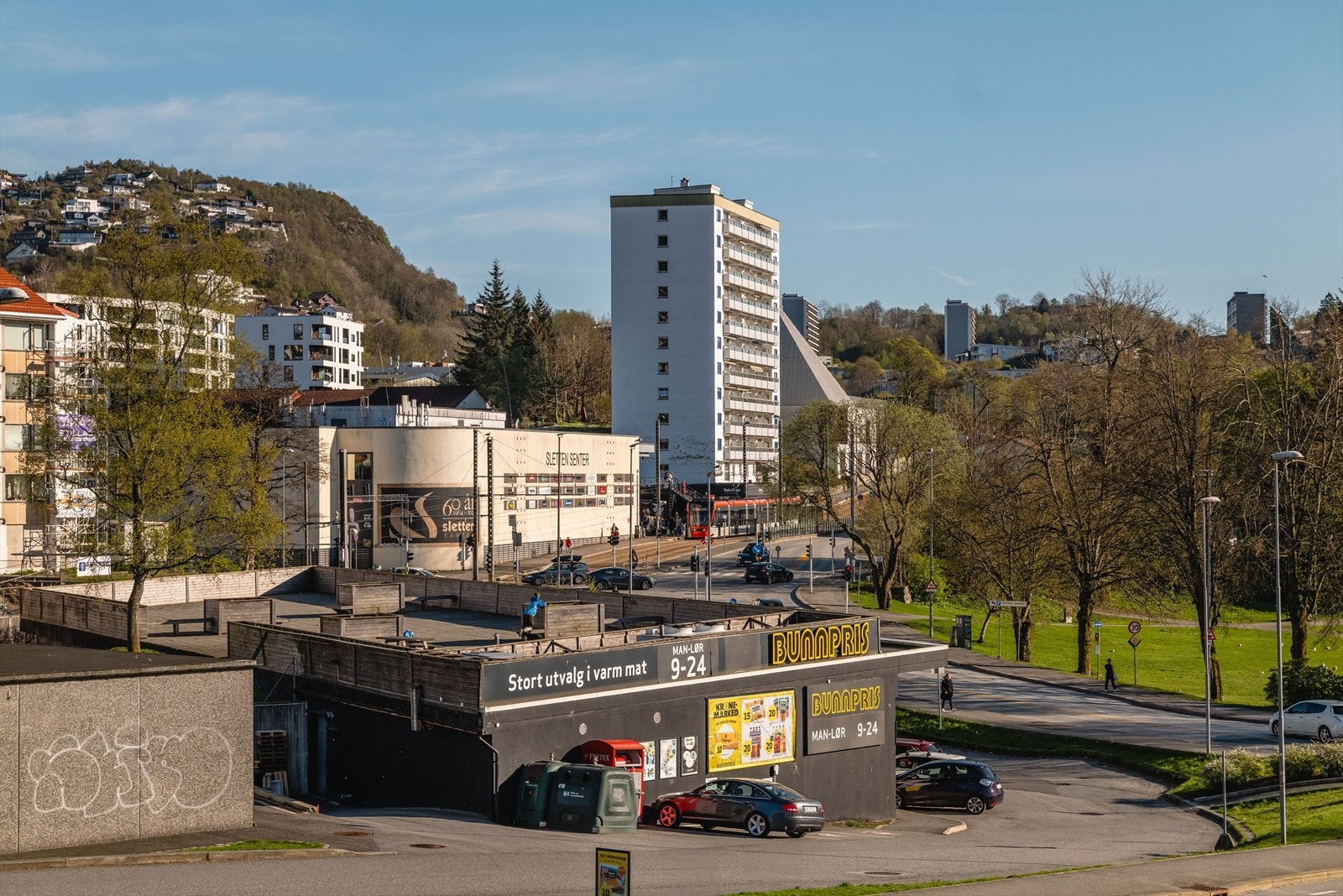Rett over veien har du Bunnpris, som holder åpent til midnatt hele uken. Sletten Senter/bybanestopp ligger ca. 250 meter unna, med over 30 butikker. Galleribilde