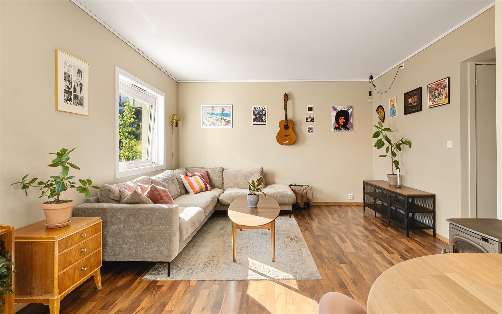 TV og internett er fiber via Altibox (inkludert i fellesutgiftene). Galleribilde