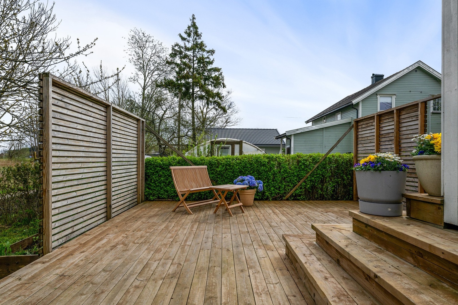 Eiendommen har et pent opparbeidet uterom med flere soner som dekker de fleste formål. Galleribilde