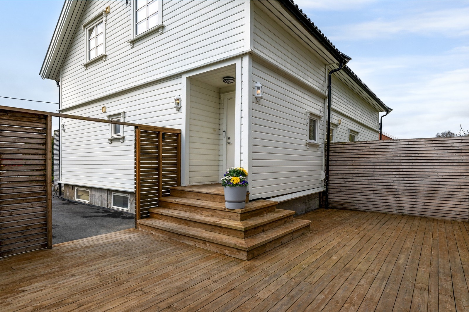 Det er en stor og skjermet terrasseplatting ved inngangspartiet. Galleribilde