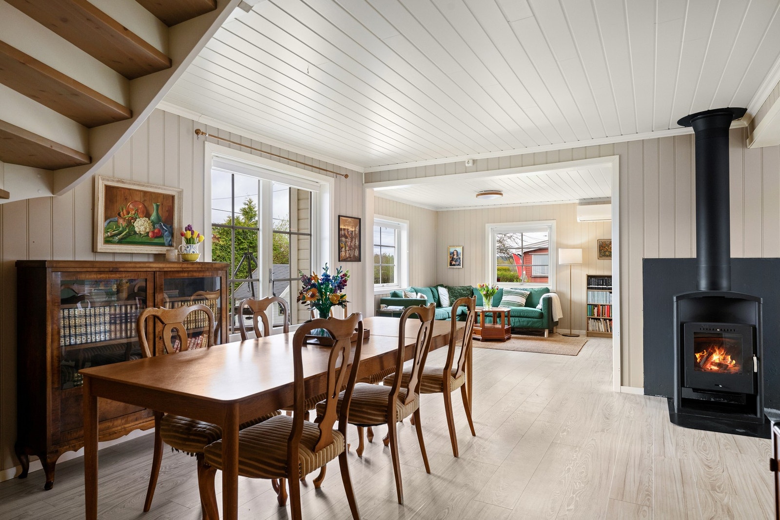 Boligen har store og lyse oppholdsrom. Det er både vedovn og varmepumpe i stuen. Galleribilde