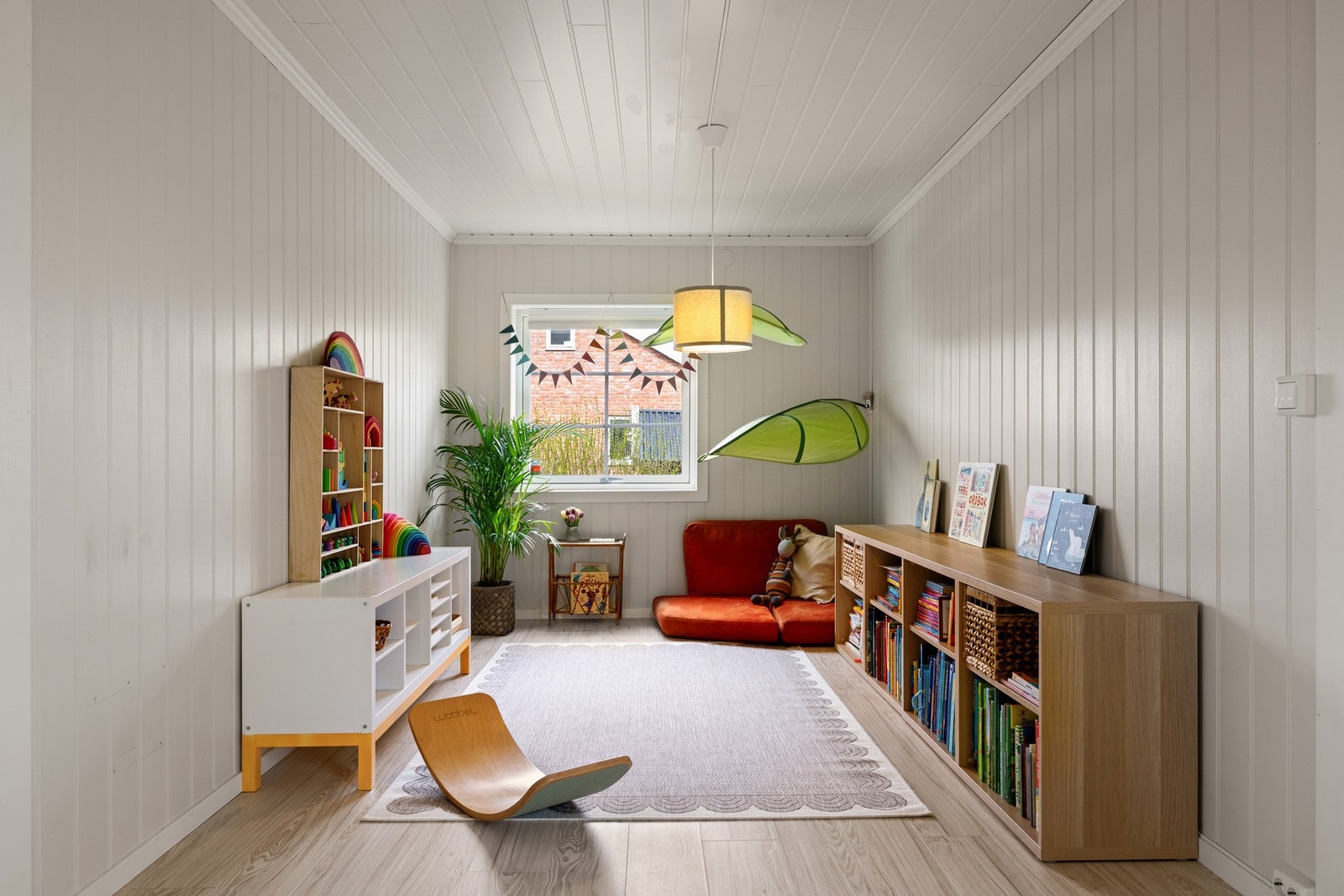 Deler av stuen innredet som lekekrok for barna. Galleribilde