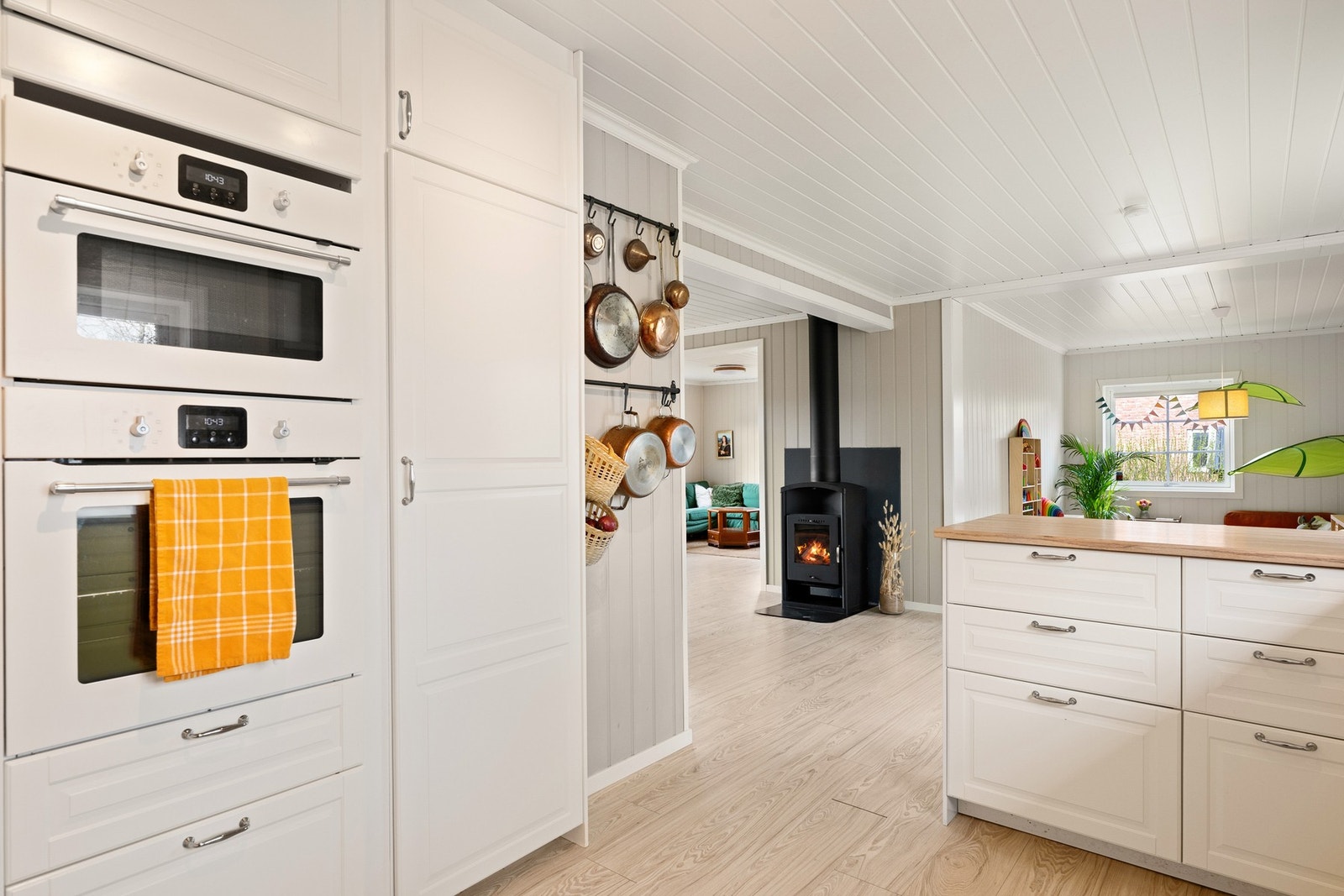 Kjøkkenet har dobbel stekeovn med to komfyrer hvor den ene har mikrofunksjon. Galleribilde