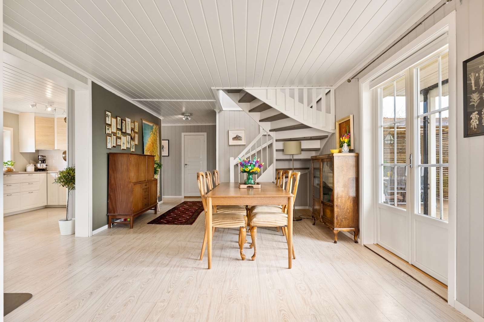 Dette er en sjarmerende og innholdsrik familiebolig som har gjennomgått flere oppgraderinger den senere tid. Galleribilde