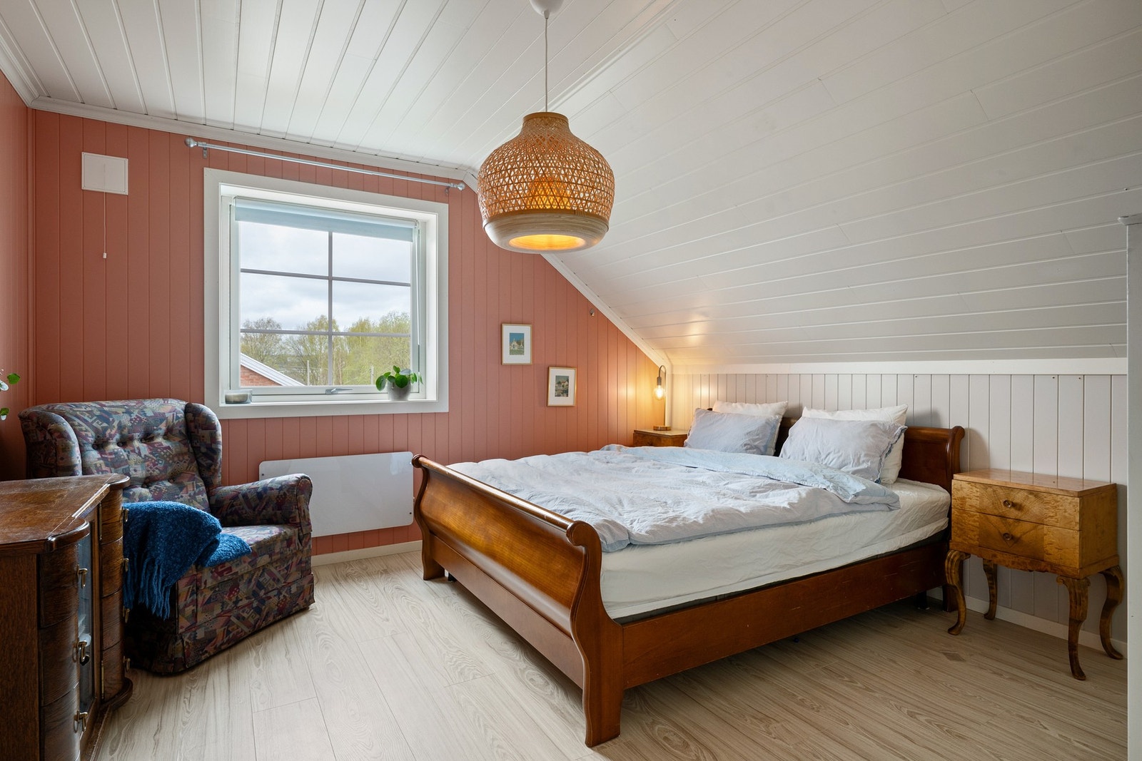 Boligen har tre gode soverom. Alle ligger praktisk samlet i andre etasje. Galleribilde