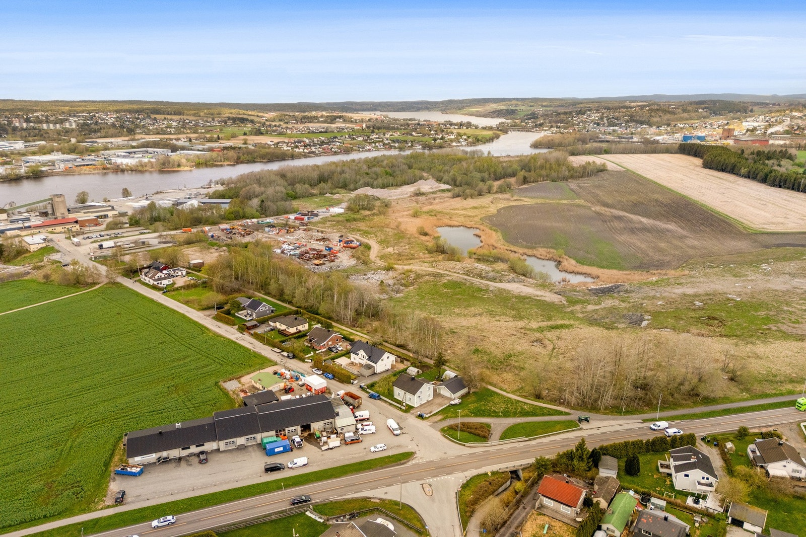 Eiendommen ligger i et attraktivt og barnevennlig boligområde på Torp/Moum i Fredrikstad kommune. Det er gangavstand til både barnehage og barneskole. Galleribilde