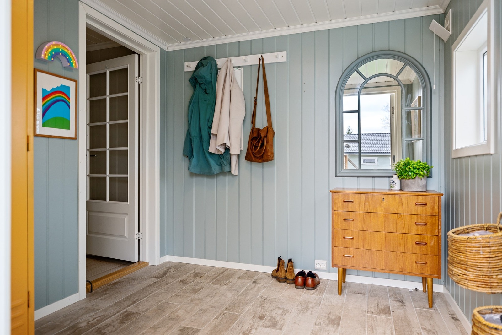 Romslig entré med plass til yttertøy og diverse. Galleribilde