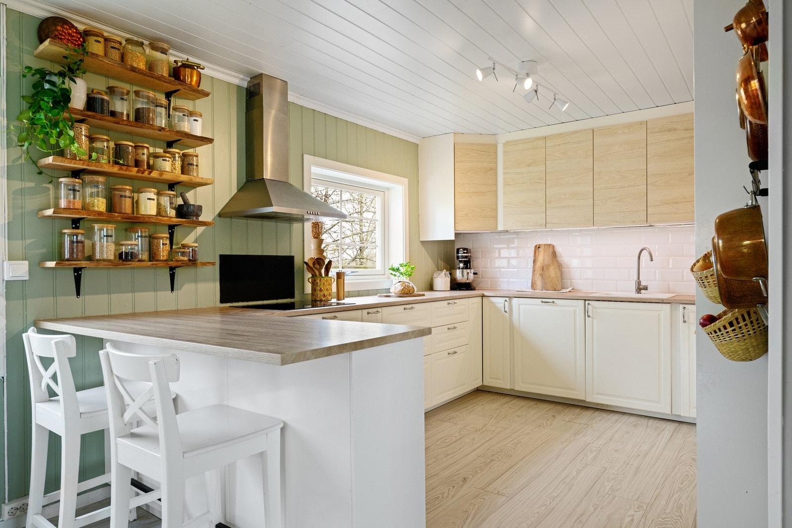 Gode arbeidsflater. Det er plass til to barstoler hvor man kan innta frokost og morgenkaffen. Galleribilde