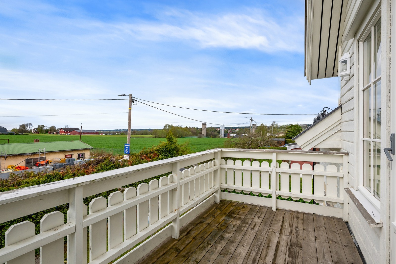 Fra stuen i andre etasje er det utgang til denne balkongen. Fint utsyn over omgivelsene. Galleribilde