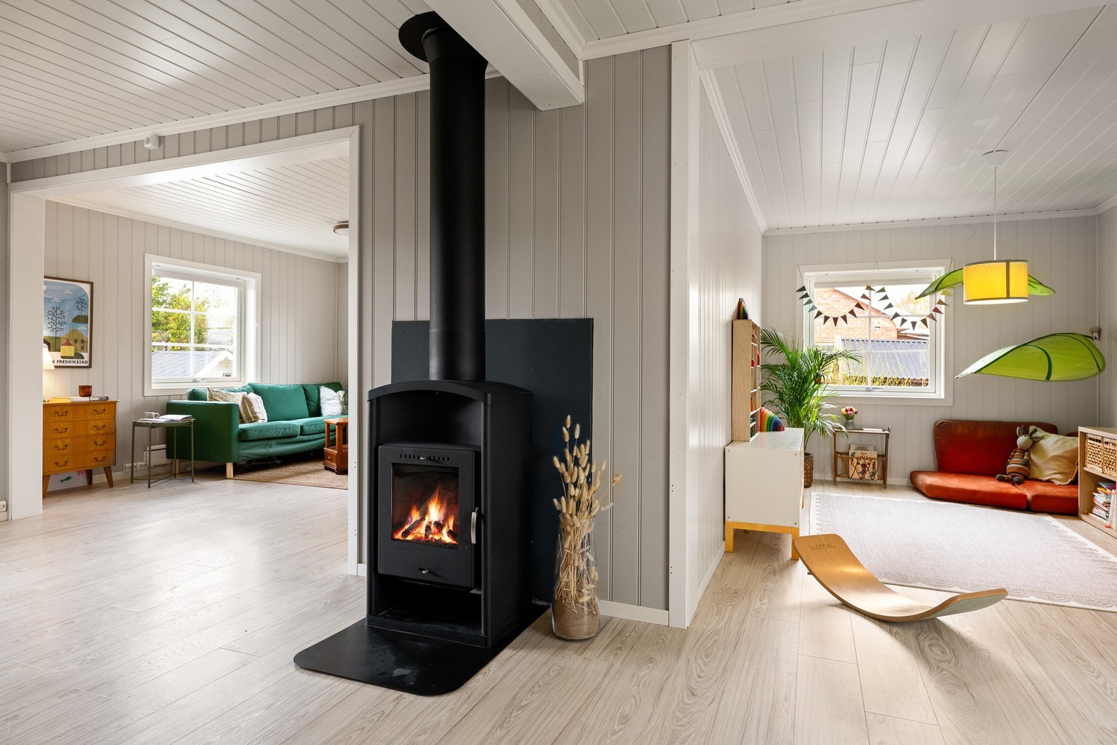 Stuen har flere soner noe som gir gode møbleringsmuligheter etter egne behov. Galleribilde