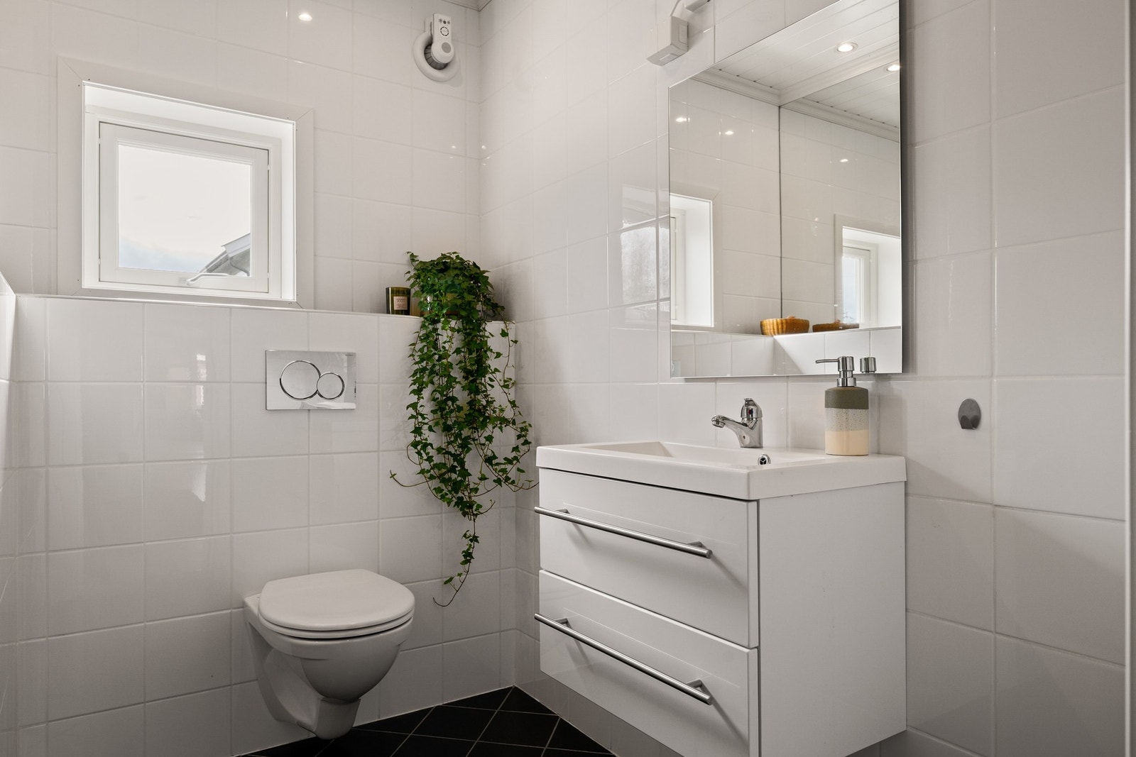 Badet i første etasje har innredning/servant, vegghengt toalett og dusjkabinett. Galleribilde