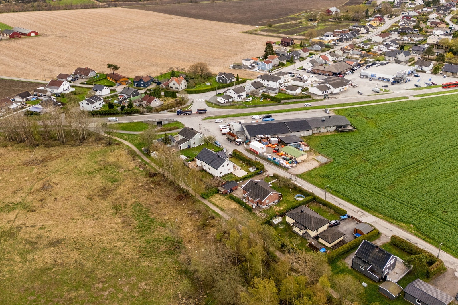 Området har nærhet til skoler, barnehager, offentlig kommunikasjon og gode servicetilbud. Det er også kort vei til lekeplass, fotballbane og ridesenter. Galleribilde